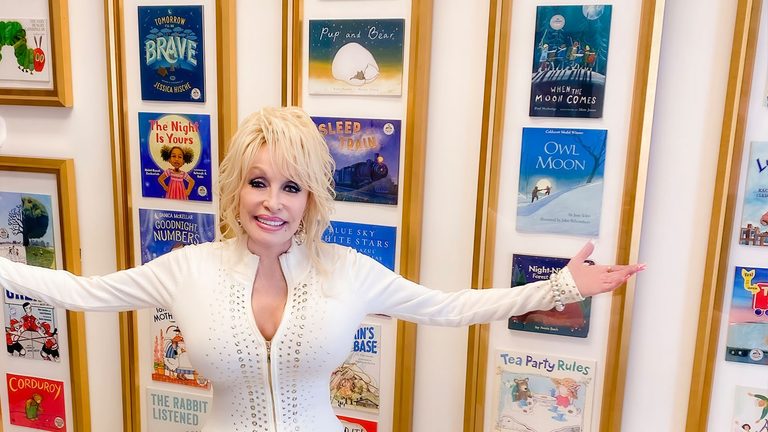 Pocta Dolly Partonové: odkaz poznamenaný láskou, knihami a fantazií